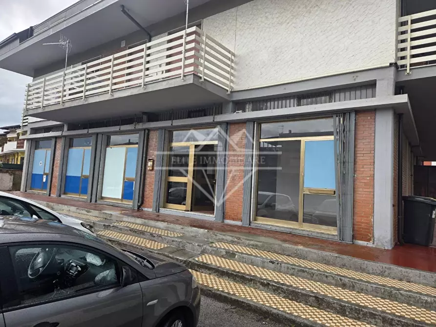 Immagine 3 di Locale commerciale in affitto  a Carrara