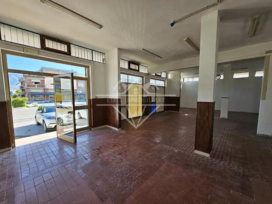 Immagine 11 di Locale commerciale in affitto  a Carrara