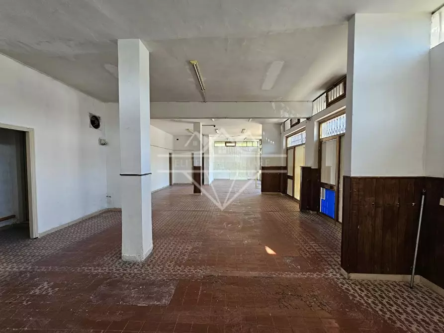 Immagine 16 di Locale commerciale in affitto  a Carrara