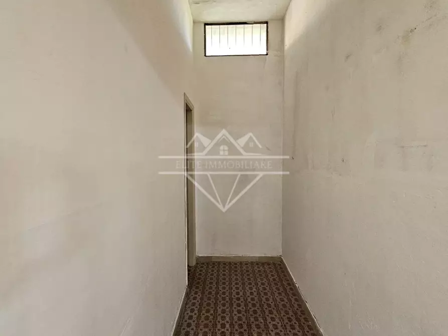 Immagine 10 di Locale commerciale in affitto  a Carrara