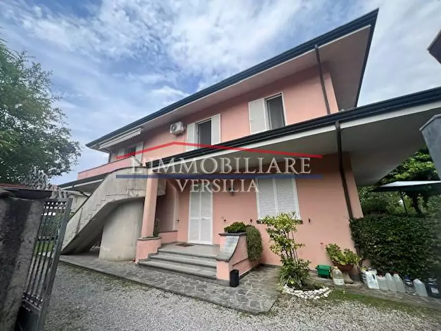 Immagine 2 di Casa bifamiliare in vendita  a Massa