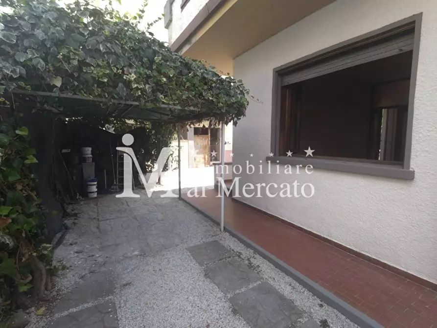 Immagine 1 di Appartamento in vendita  a Viareggio