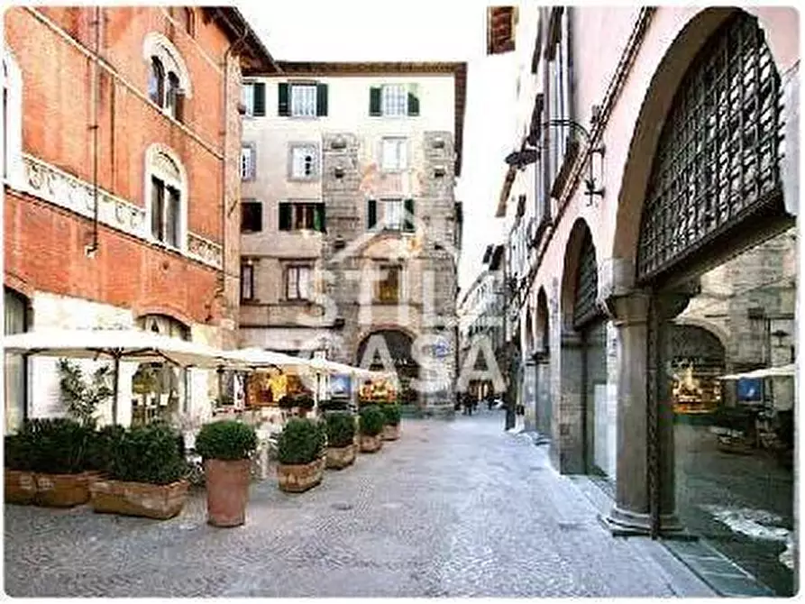 Immagine 2 di Appartamento in vendita  a Lucca