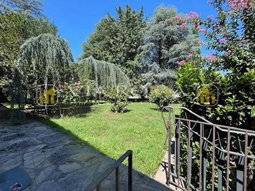 Immagine 2 di Villa in vendita  a Capannori