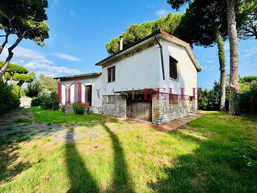 Immagine 9 di Villa in vendita  a Camaiore
