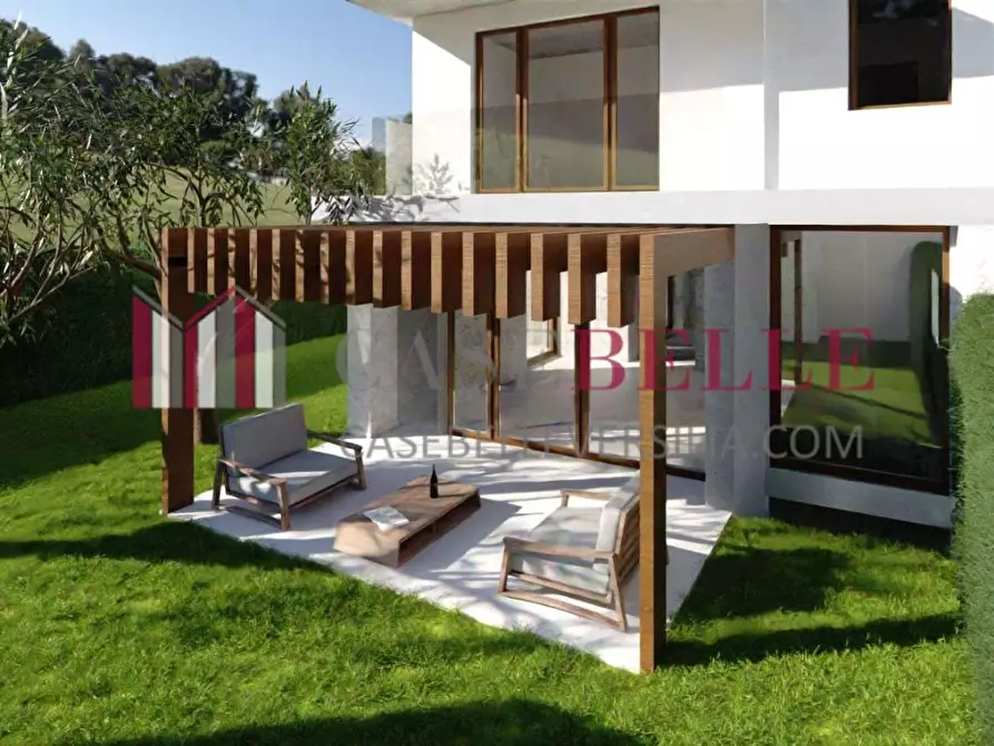 Immagine 2 di Villa in vendita  a Camaiore