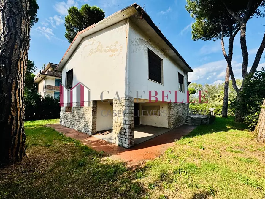 Immagine 8 di Villa in vendita  a Camaiore