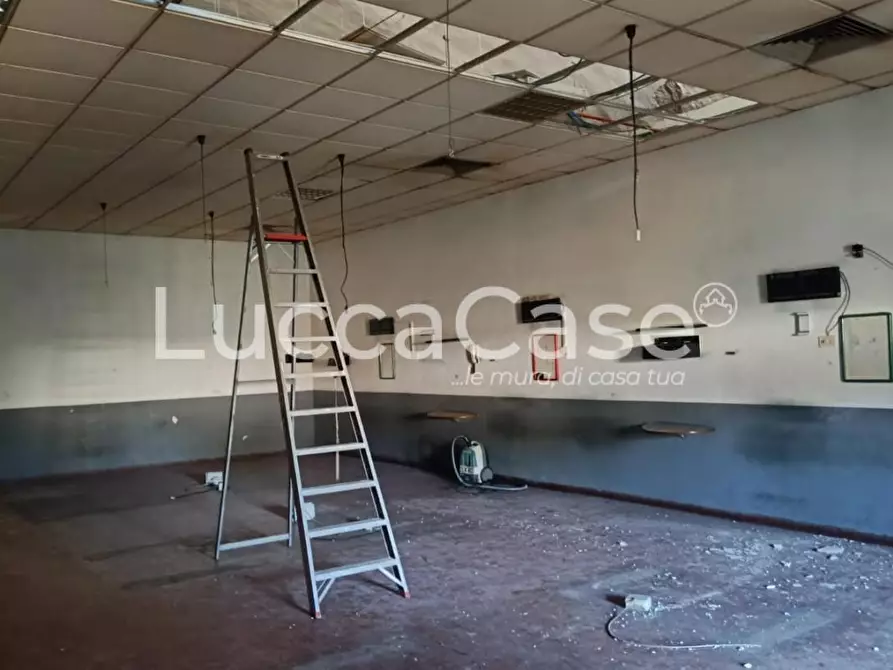 Immagine 5 di Locale commerciale in vendita  a Lucca