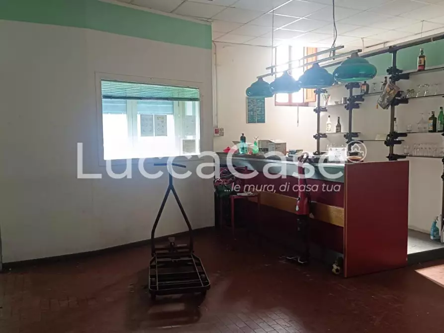 Immagine 4 di Locale commerciale in vendita  a Lucca