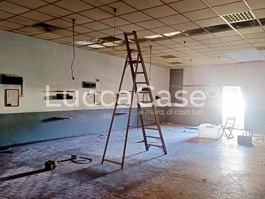 Immagine 6 di Locale commerciale in vendita  a Lucca