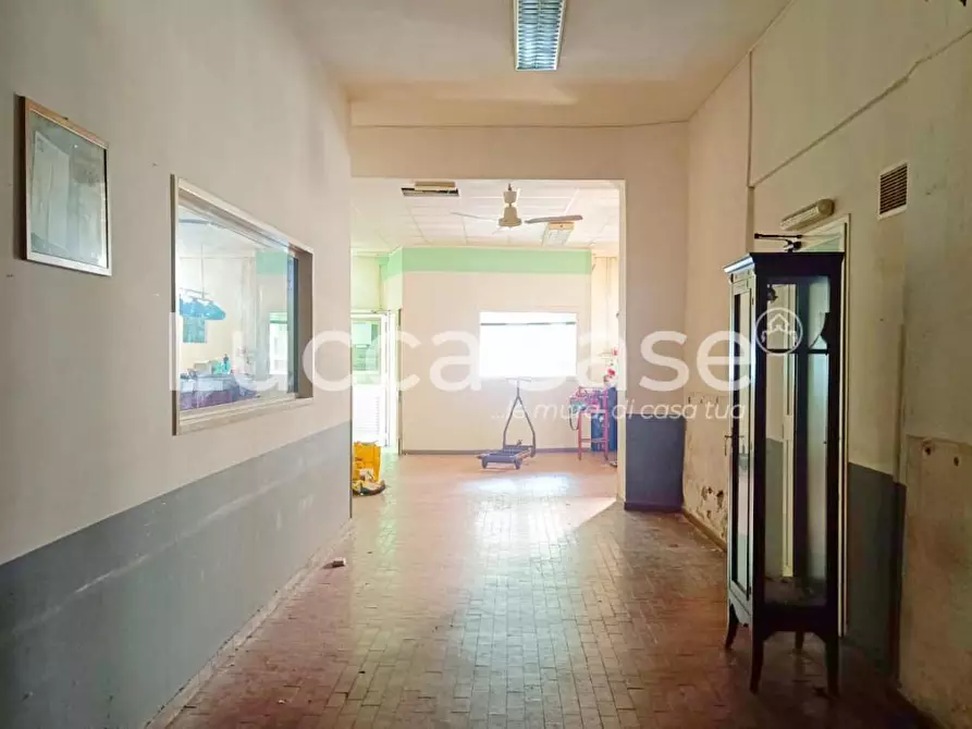 Immagine 2 di Locale commerciale in vendita  a Lucca