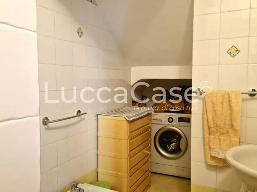 Immagine 10 di Appartamento in vendita  a Lucca