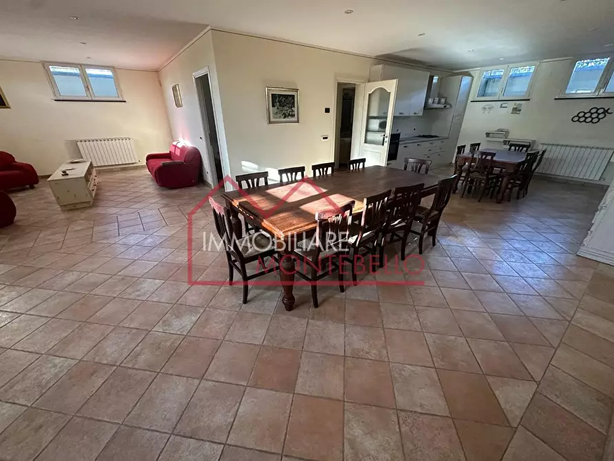 Immagine 3 di Villa in vendita  a Viareggio