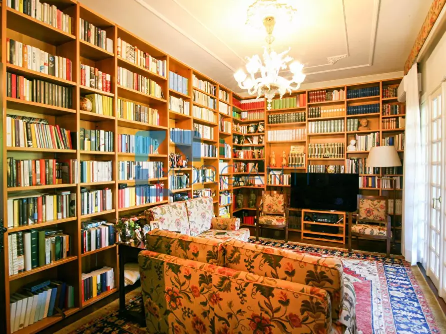 Immagine 21 di Villa in vendita  a Pietrasanta