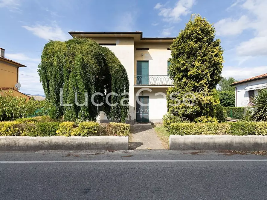 Immagine 2 di Casa indipendente in vendita  a Lucca