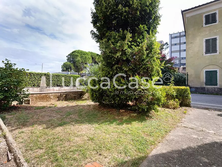 Immagine 4 di Casa indipendente in vendita  a Lucca