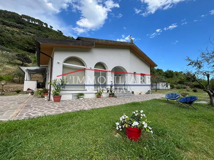 Immagine 3 di Villa in vendita  a Massa