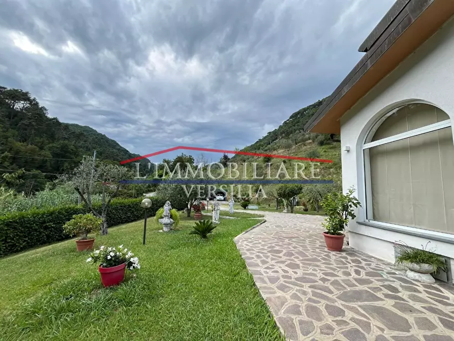Immagine 2 di Villa in vendita  a Massa