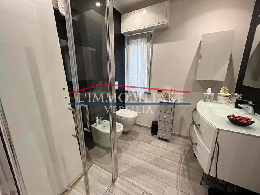 Immagine 8 di Villa in vendita  a Massa