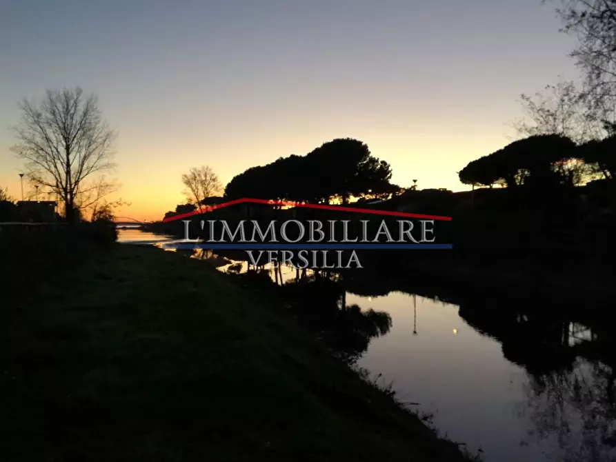 Immagine 20 di Ufficio in vendita  a Massa