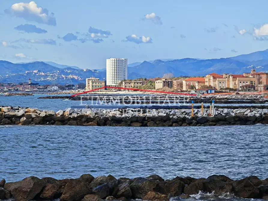 Immagine 19 di Ufficio in vendita  a Massa