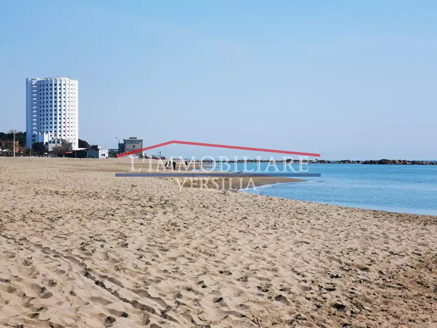 Immagine 15 di Ufficio in vendita  a Massa