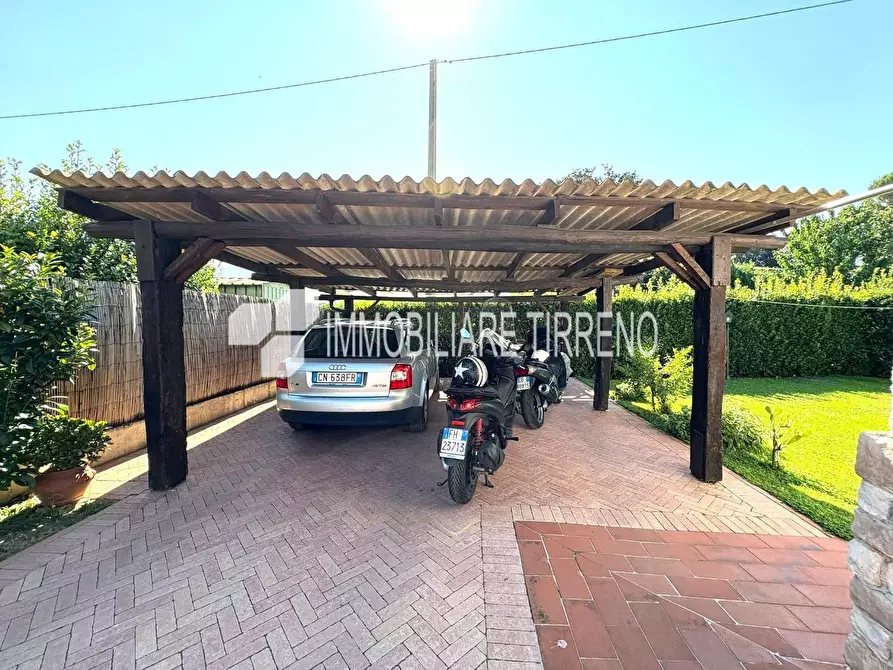 Immagine 19 di Villa in vendita  a Massa