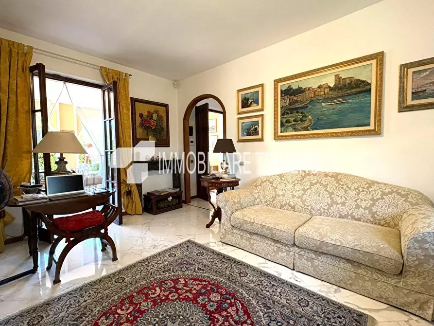 Immagine 9 di Villa in vendita  a Massa