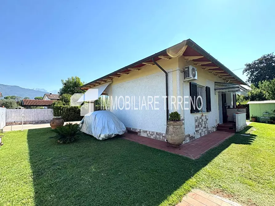 Immagine 1 di Villa in vendita  a Massa