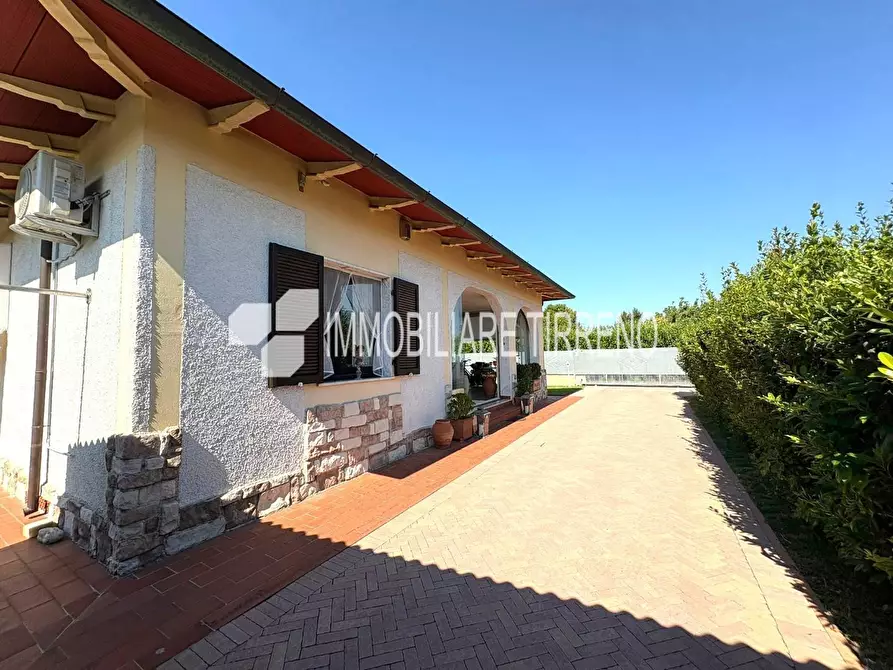 Immagine 4 di Villa in vendita  a Massa
