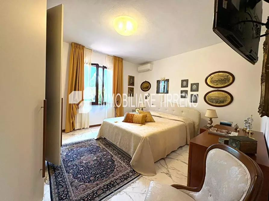 Immagine 15 di Villa in vendita  a Massa