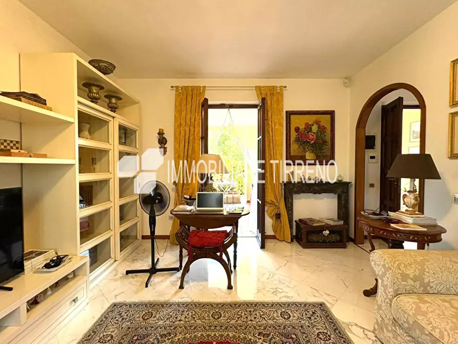 Immagine 10 di Villa in vendita  a Massa