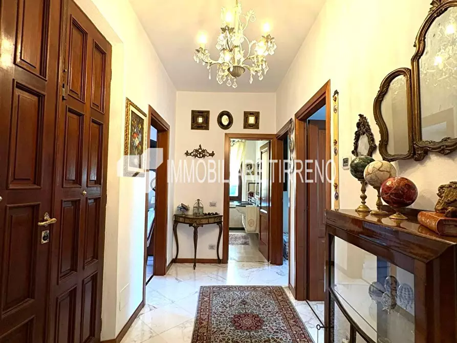 Immagine 13 di Villa in vendita  a Massa
