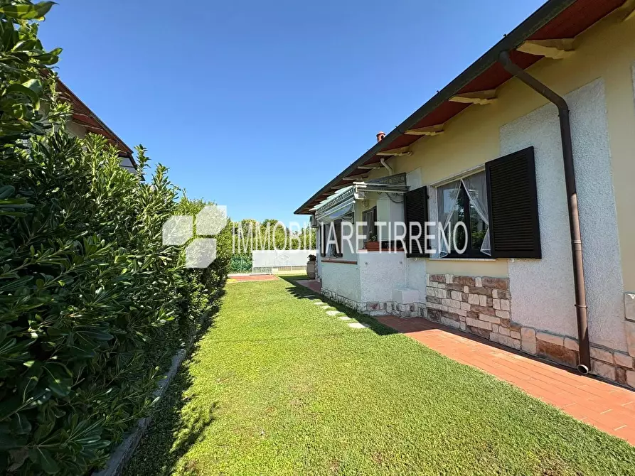 Immagine 3 di Villa in vendita  a Massa