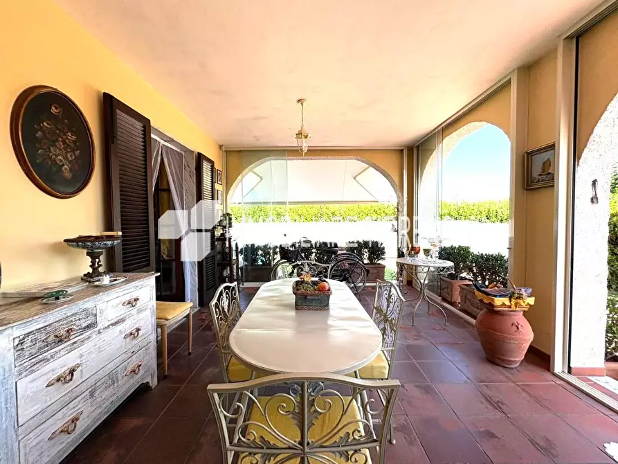 Immagine 6 di Villa in vendita  a Massa