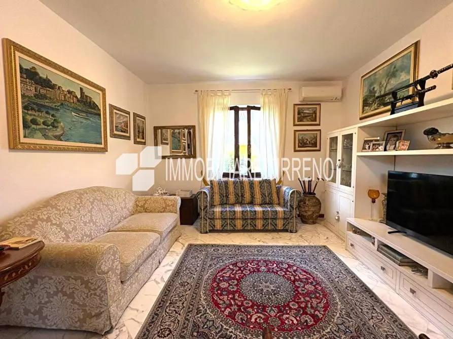 Immagine 8 di Villa in vendita  a Massa