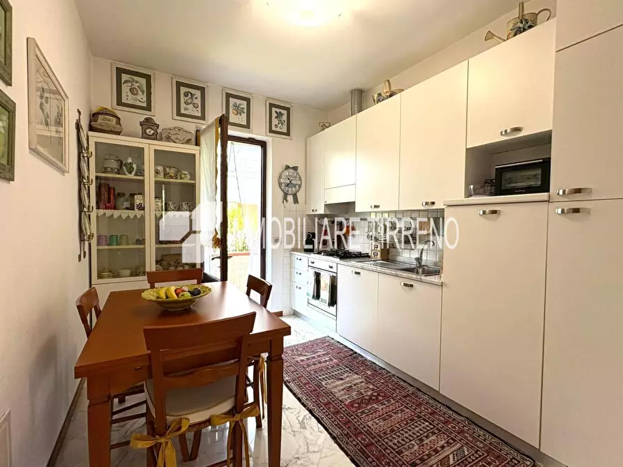 Immagine 11 di Villa in vendita  a Massa