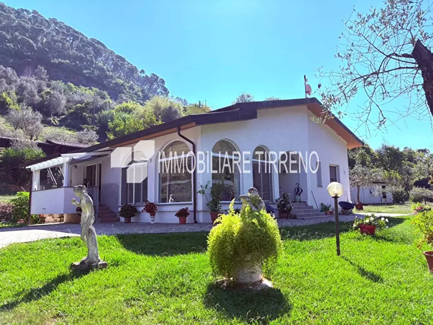 Immagine 1 di Villa in vendita  a Massa