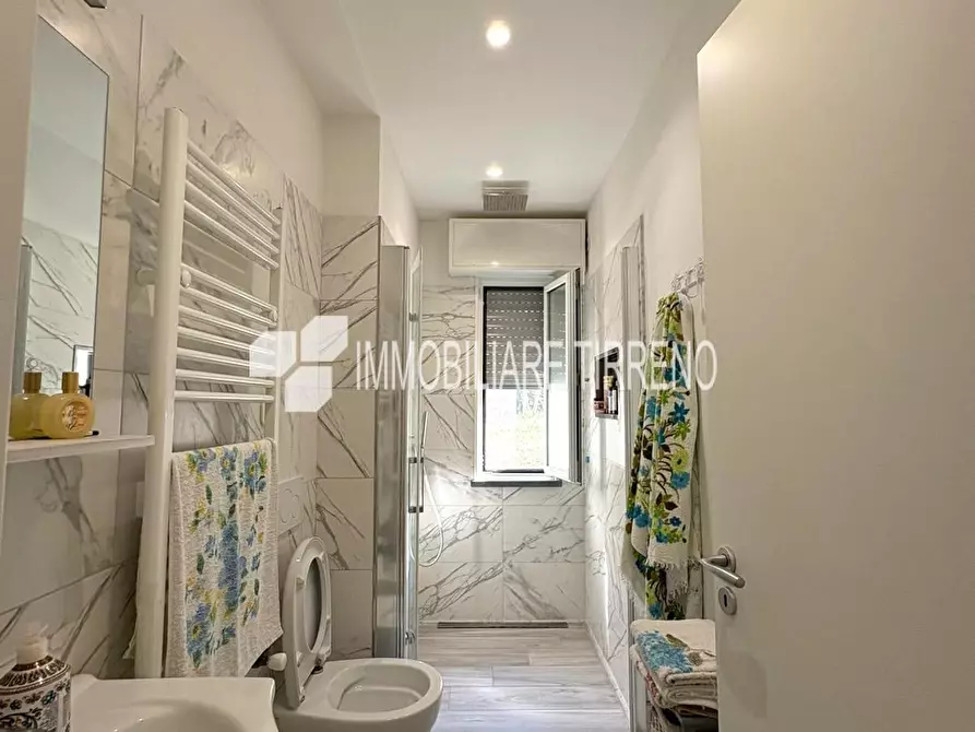 Immagine 18 di Villa in vendita  a Massa