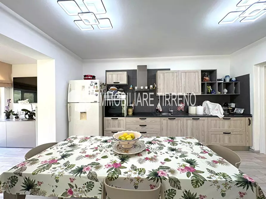 Immagine 6 di Villa in vendita  a Massa