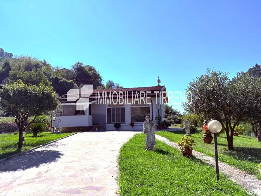 Immagine 2 di Villa in vendita  a Massa