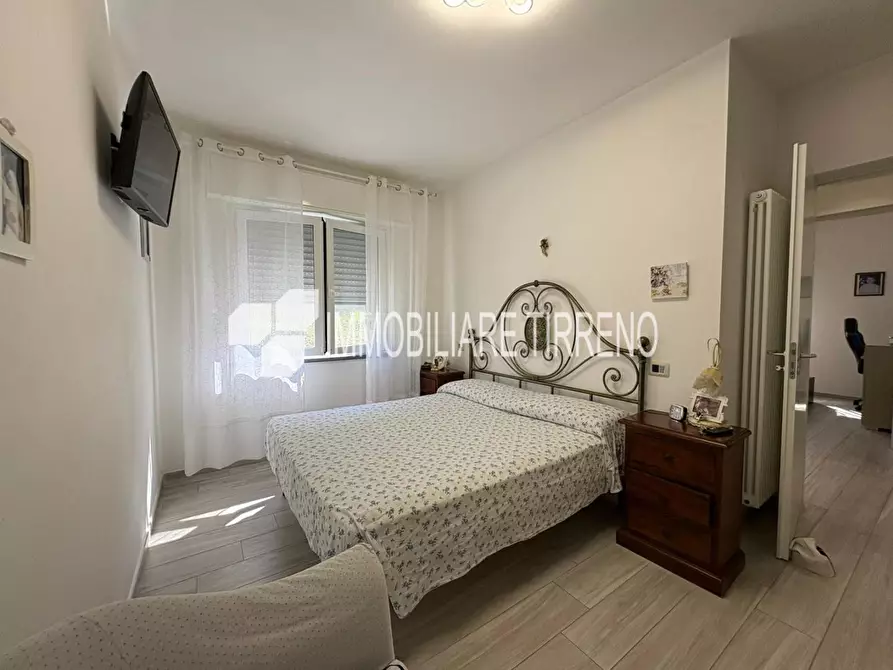 Immagine 9 di Villa in vendita  a Massa