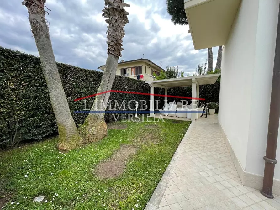 Immagine 11 di Casa bifamiliare in vendita  a Montignoso