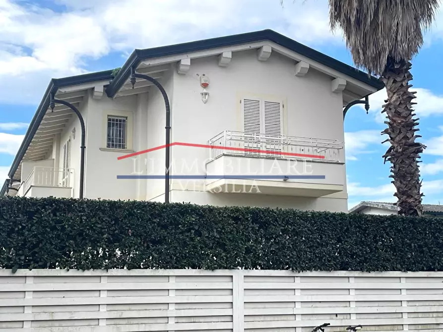 Immagine 2 di Casa bifamiliare in vendita  a Montignoso