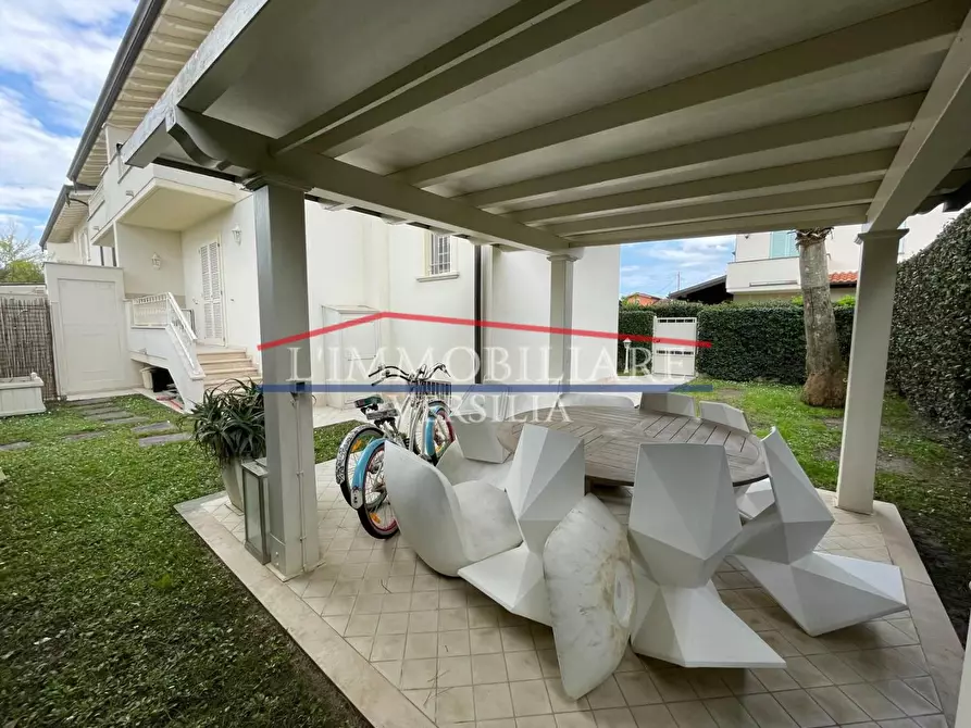 Immagine 10 di Casa bifamiliare in vendita  a Montignoso