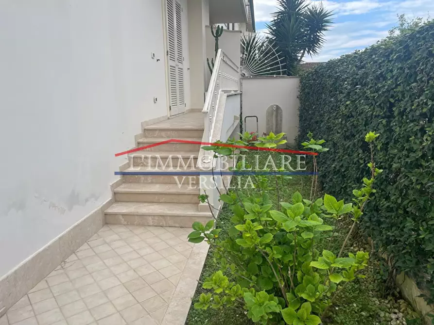 Immagine 17 di Casa bifamiliare in vendita  a Montignoso