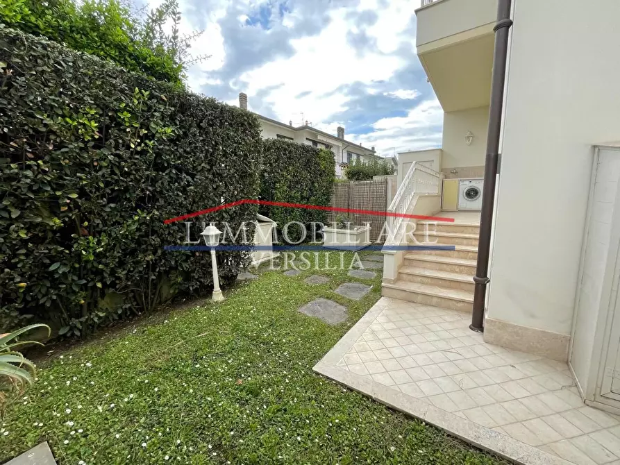 Immagine 13 di Casa bifamiliare in vendita  a Montignoso