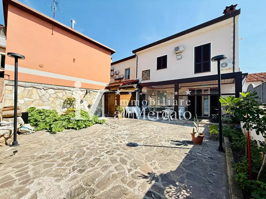 Immagine 8 di Villa in vendita  a Viareggio