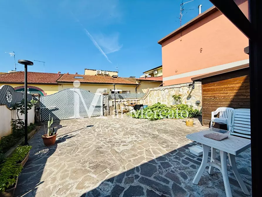 Immagine 10 di Villa in vendita  a Viareggio