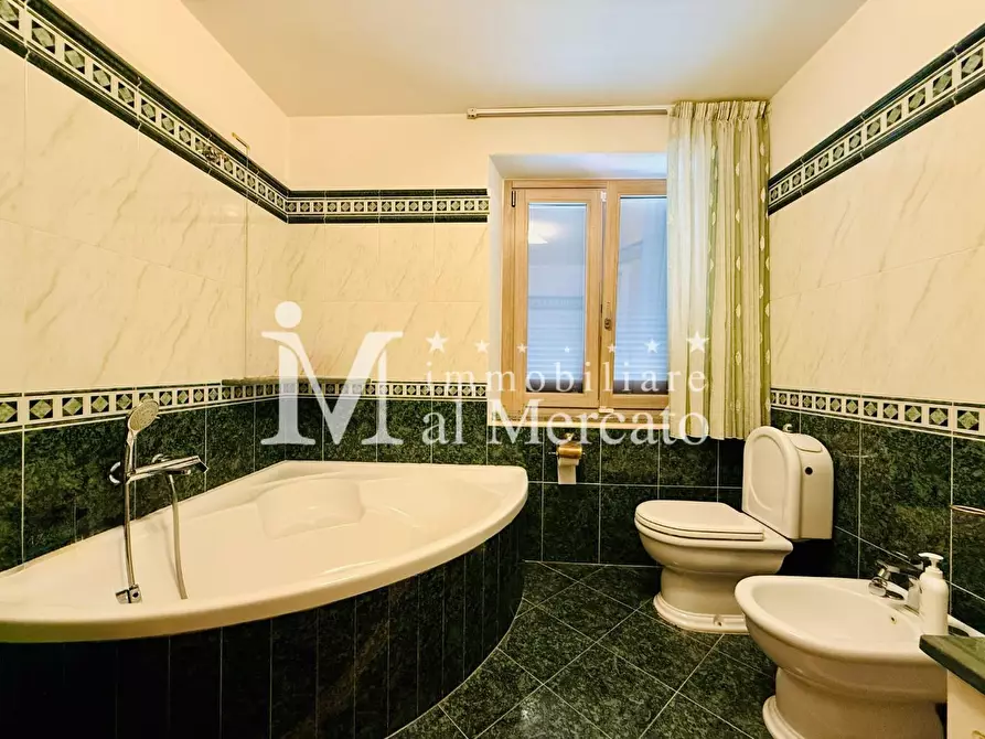 Immagine 34 di Villa in vendita  a Viareggio